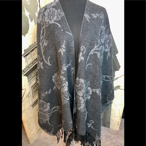 Beautiful 2 sided wrap - Picture 3 of 4